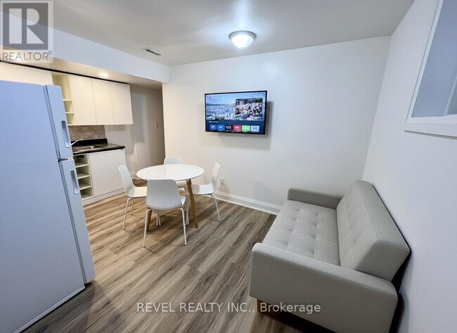 Photo - 564 Blackthorn Ave