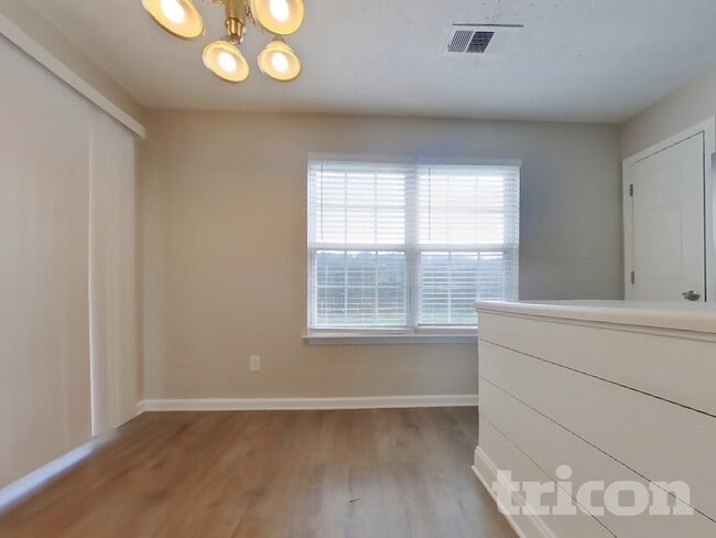 Photo - 220 Oak Grove Way