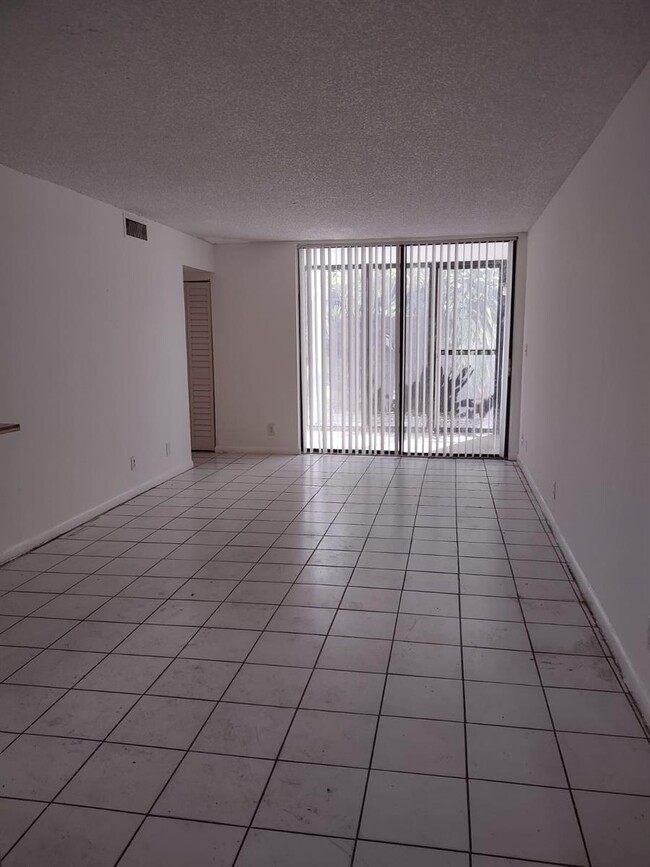 Building Photo - 213 Lake Pointe Dr Unit 112 Rental