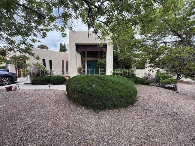 Building Photo - 5021 Calle Del Cielo NE