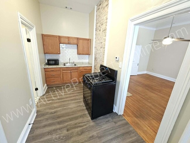 Photo - 195 College St