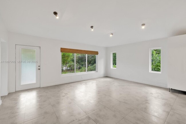 Photo - 801 NE 118th St