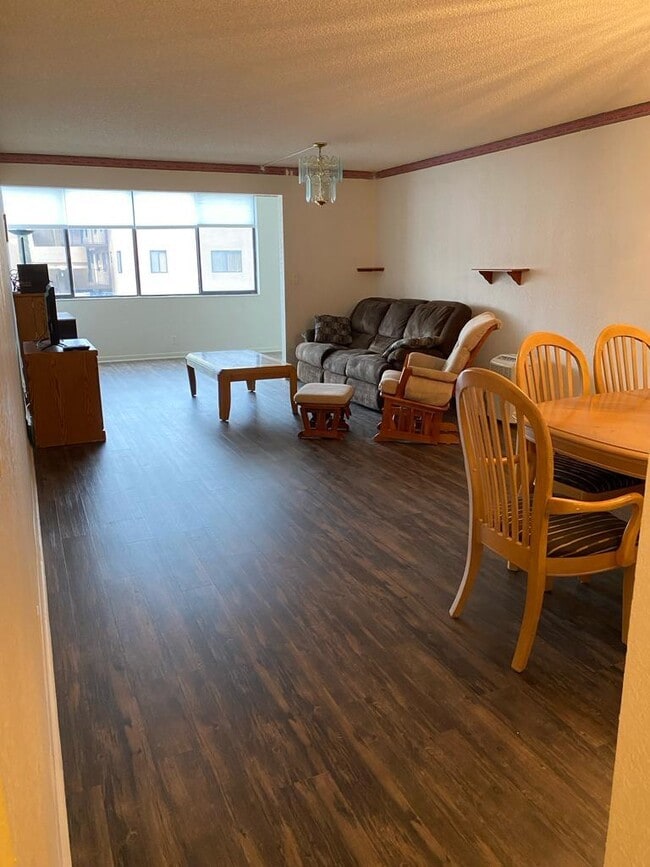 Building Photo - 8010 Hampton Blvd Unit Apt 411