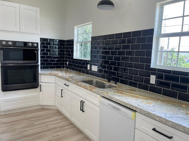 Photo - 201 E 37th St