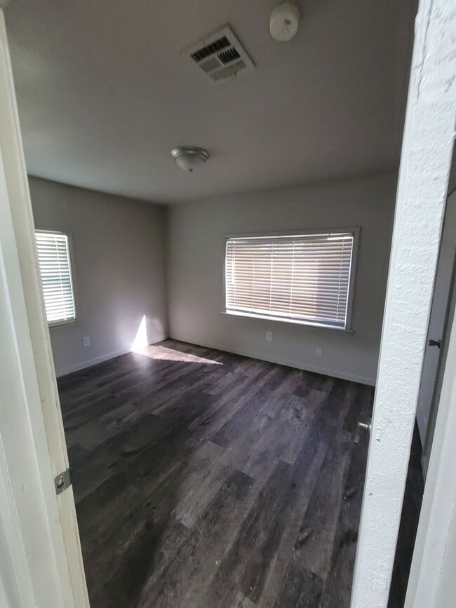 Photo - 555 E Harmon Dr