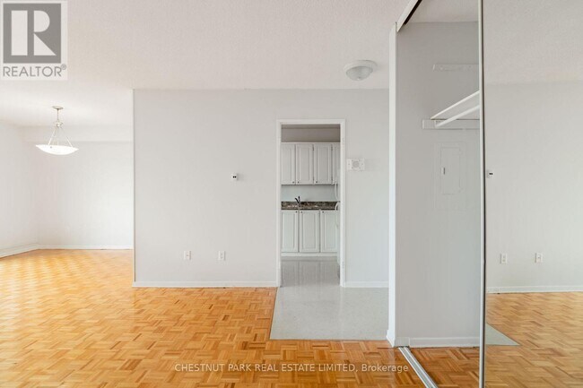 Photo - 150 Lakeshore Rd W Unit 1412