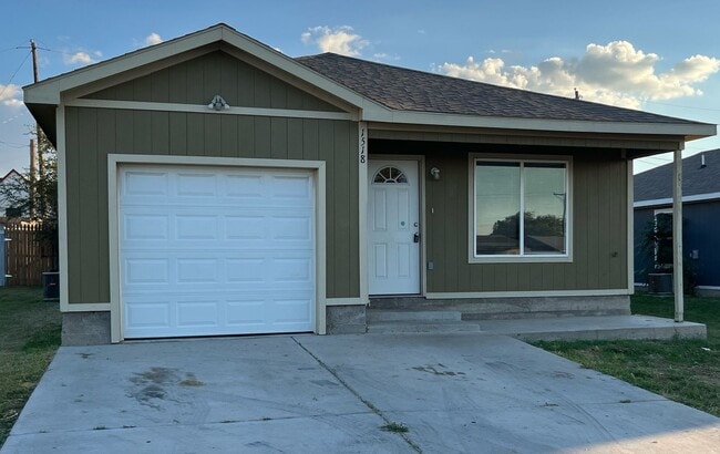 Building Photo - 3bed 2bath 1car garage