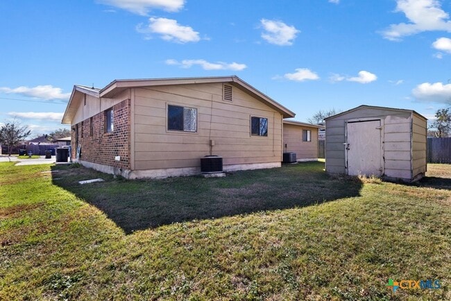 Building Photo - 222 Redbud Ln