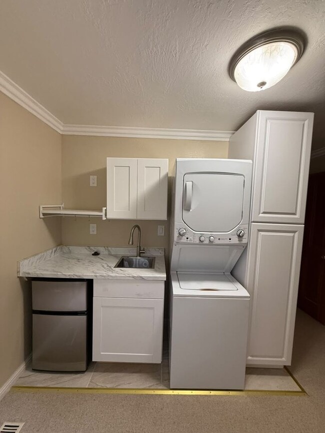 1573 Edgewood Rd Unit One Bedroom