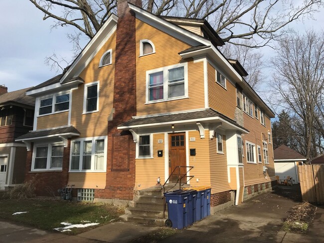 Building Photo - 709-711 Hawthorne NE Unit 709 Hawthorne NE