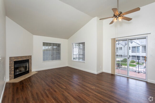 2BD, 2BA - 1,058SF - Living Room