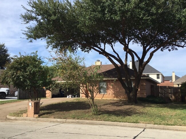 Building Photo - 3 bedroom single-family in Burleson ISD