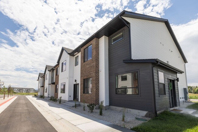 Photo - BRAND NEW TOWNHOME IN SUGAR CITY 3 BED 2.5 BATH AND 2 STALL GARAGE.