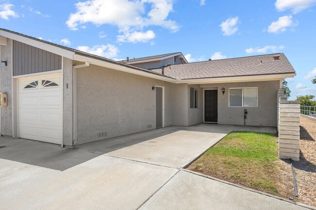 Building Photo - Beautiful Single-Story End Unit 1