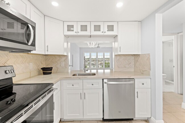 Building Photo - 1101 Crystal Lake Dr Unit #509 Rental