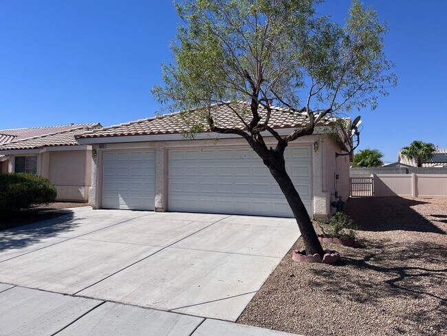Photo - 3 Bed / 2 Bath / 3 Car Garage