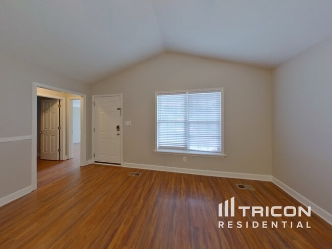 Photo - 1646 Marmot Pl SE