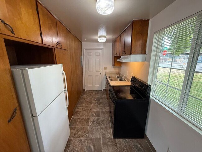 Photo - 598 Ford St SE