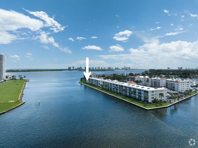 Building Photo - Waterfront Condo in North Palm Beach