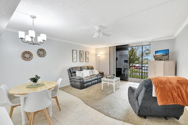 Building Photo - 5220 Las Verdes Cir Unit 223