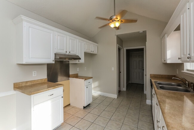 Photo - 2038 Red Oak Dr