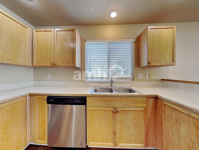 584 N Nebula Ave