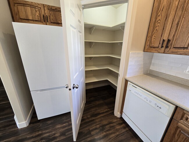 Photo - 9628-9698 98 St