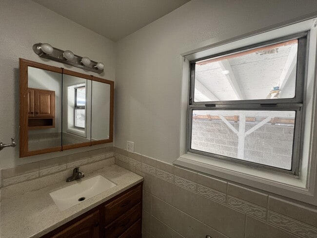Photo - 575 Ash St SE