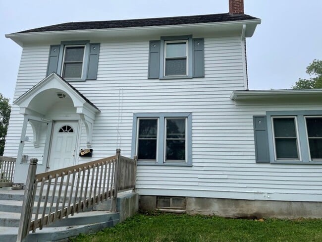 Building Photo - 4 Bed, 2 Bath!