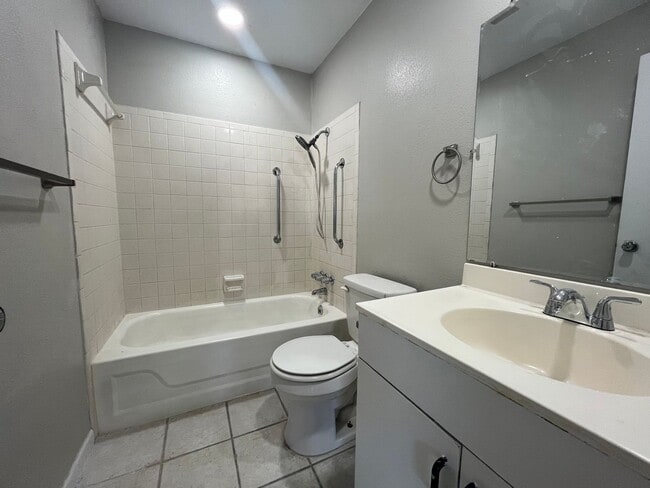 Photo - 2 bed/ 1 bath duplex