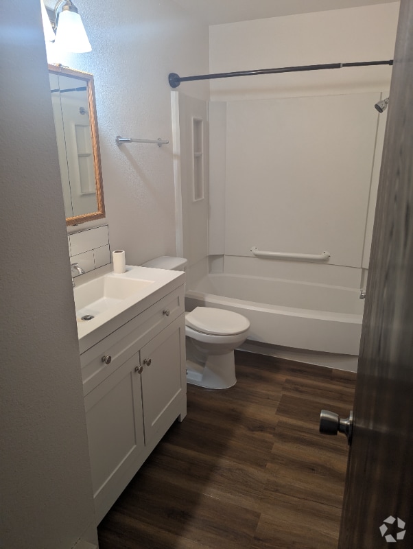 Building Photo - 5417 Eastview St Rental