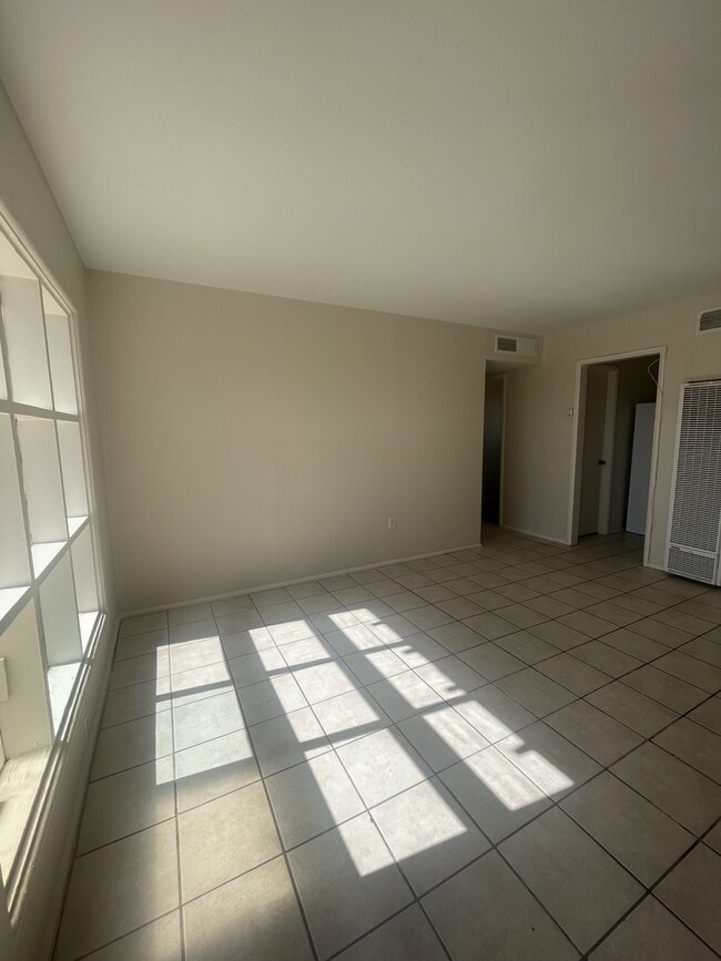 Photo - 953 Lomita Dr