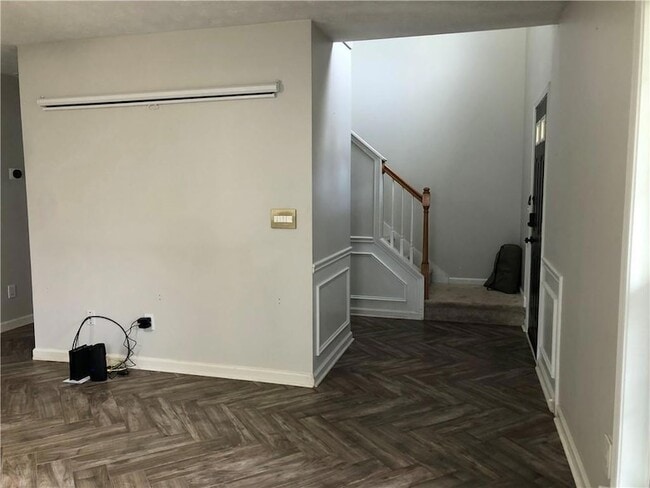 Photo - 370 Manor Glen Dr
