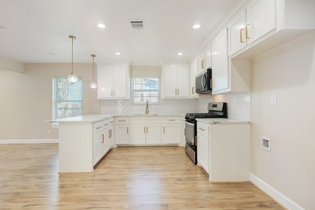 Photo - 2329 Lidstone St