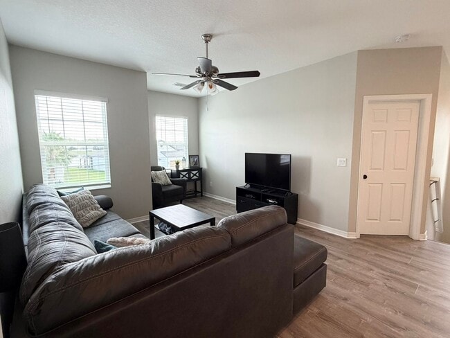 Photo - 1659 Chatsworth Cir