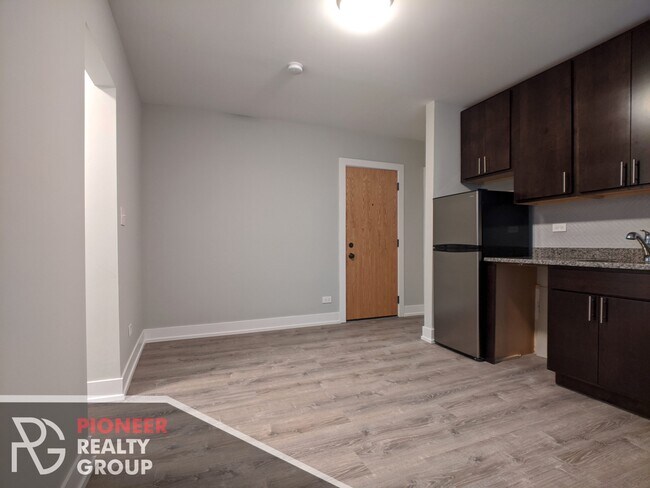 Photo - 423 W Belden Ave