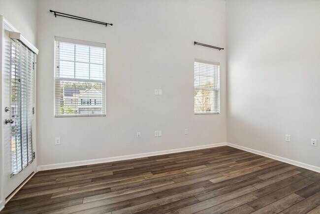 Photo - 102 Bedivere Ln