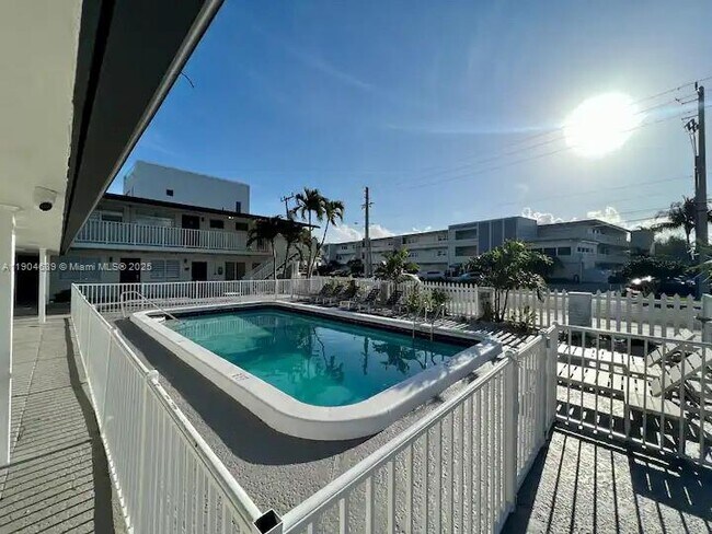 Photo - 1020 N Riverside Dr Unidad 11