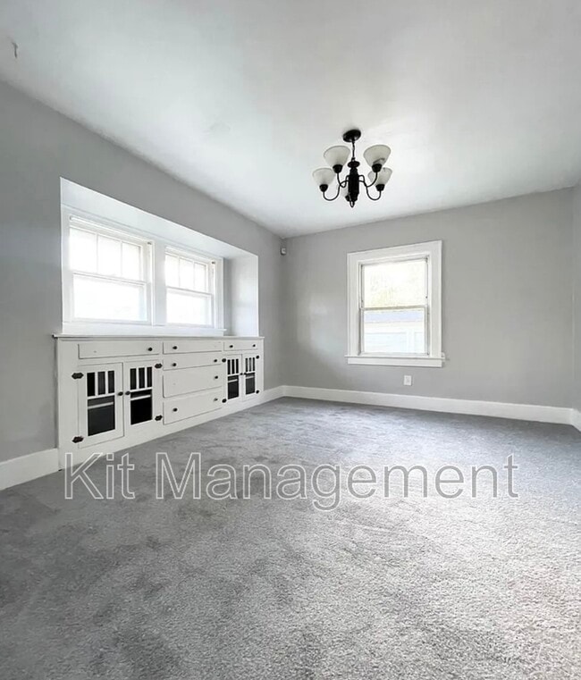 Photo - 924 National