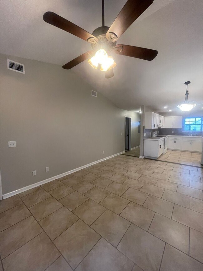 Photo - 108 Leeswood Cir