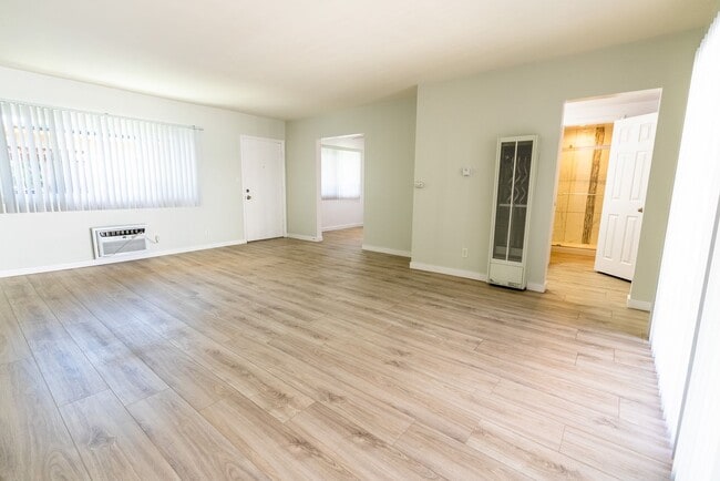 Photo - 18404 Vincennes Street