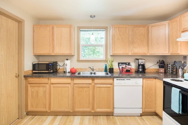 Photo - Adorable 1 Bed 1 Bath Cottage, 2 Blocks From Greenlake!