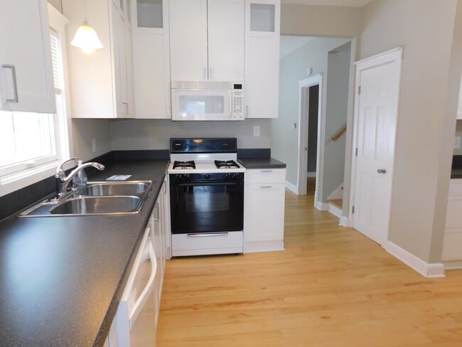 Photo - Welcoming Victorian with Modern Comforts *...
