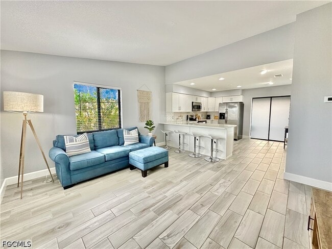 Building Photo - 4903 Vincennes St Unit 210