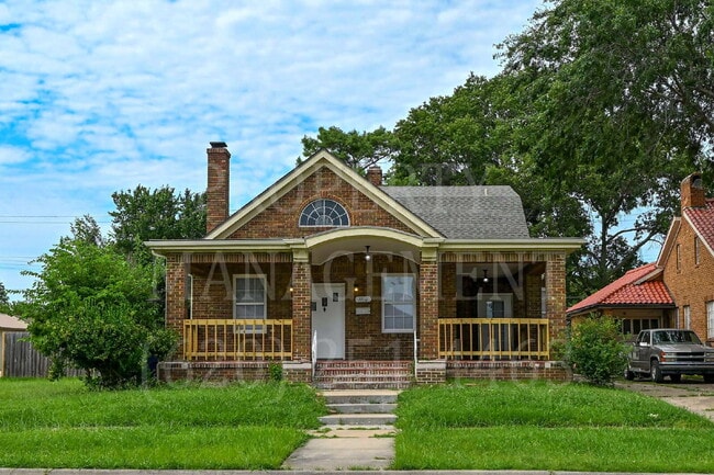 Building Photo - Spacious 4-Bedroom 2-Bathroom Home