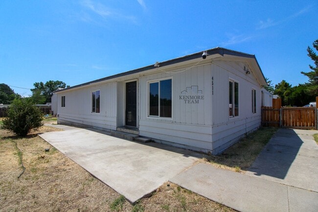 Building Photo - 2 Bed, 2 Bath Home in Kennewick with a SHOP!