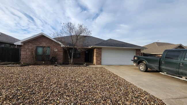 Building Photo - 4 bedroom 2 bath Paulann home AVAILABLE SOON!