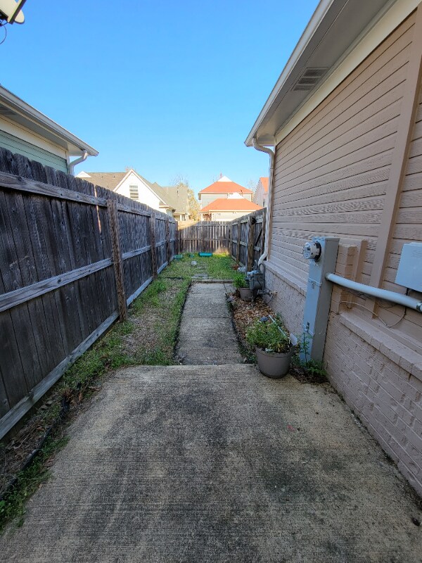 Photo - 1404 Island Pl E
