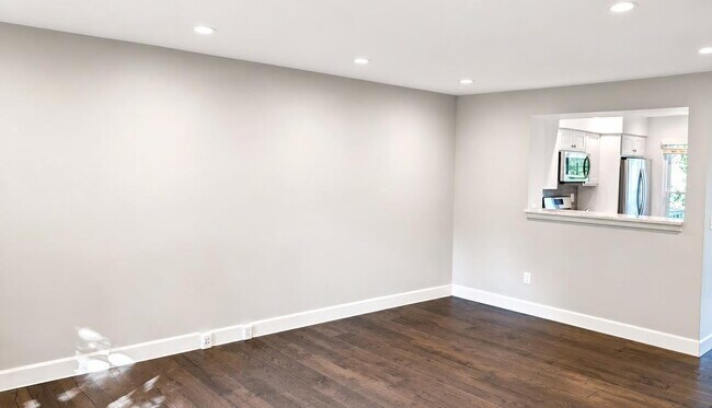 Charming Three-Bedroom Townhome in a Prime Ashburn Location