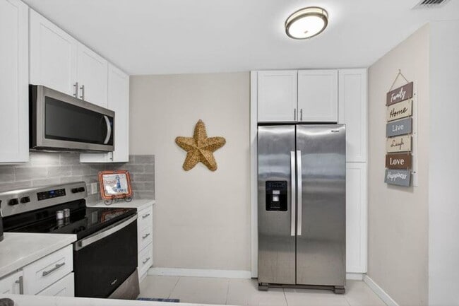 Building Photo - 2320 Treasure Isle Dr